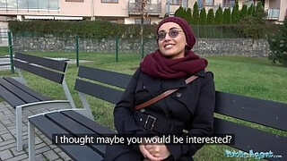 Брюнетка в очках делает минет мастеру пикапа в парке на свежем воздухе Public Agent Afghan beauty pays to fuck a big cock
