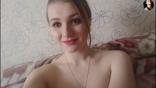 Русская девушка с небольшой грудью ласкает анус и киску секс игрушками со время вебкама