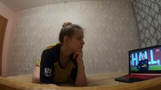 Русская студентка смотрит футбол на ноуте и трахается с парнем в киску на кровати