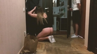 Русская девка отблагодарила доставщика сексом за спиной у парня