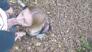 Девушка в колготках и в стрингах отправилась с приятелем в лес, чтобы отсосать ему