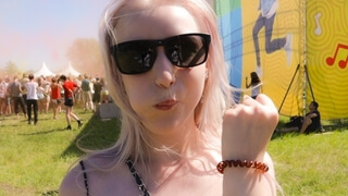 Блондинка в солнцезащитных очках занимается оральным сексом с другом в кустах