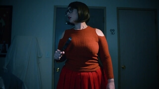 Жирная брюнетка 30ти лет в очках и гольфах играет в детектива с лупой, затем трахается с сожителем на кровати Velma and the Phantom Pervert: Anal
