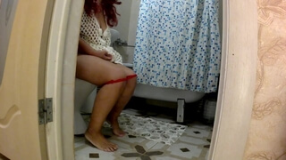 Русская женщина с рыжими волосами писает в туалете, после чего дает хахалю в очко