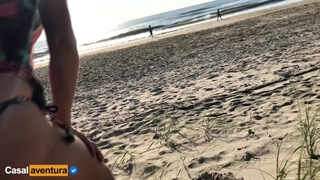 Блондинка надрачивает фаллос друга на публичном пляже и насаживает на пенис щель