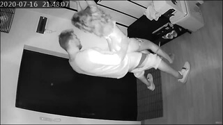 Русская блондинка трахается с любовником в прихожей на скрытую камеру
