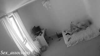Молодая пара занимается сексом в спальне на большой кровати на скрытую камеру