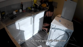 Парень устанавливает подружке стиральную машину и ебет её в пилотку на кухне