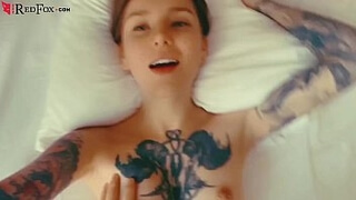 Красотка с татуировками на теле делает минет ухажеру, после чего занимается с ним сексом