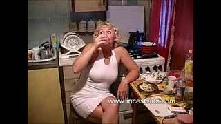 Кудрявая мама в белом платье пьет водку с молодым соседом и принимает его член в киску