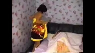 Женщина с большими дойками замоталась в полотенце и пришла в спальню, чтобы отдаться хахалю