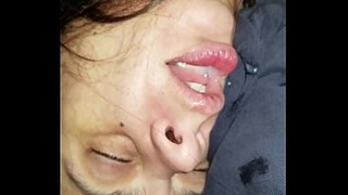 Пьяная жена мешала мужу спать храпом и он кончил ей в открытый рот