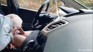 Блонда села в машину к русскому незнакомцу и сделала ему глубокий минет