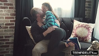 Горячая девка в полосатом свитере целуется с ухажером и занимается с ним сексом