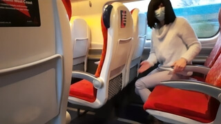 Брюнетка в белом свитере села рядом с незнакомцем в поезде и подрочила его пенис