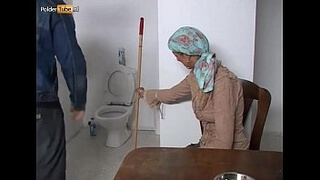 Дальнобойщик развел уборщицу публичного туалета на дрочку