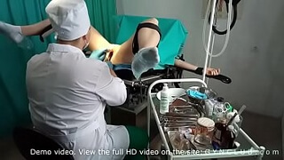 Русская баба легла на гинекологическое кресло и дала доктору подрочить ее пизду