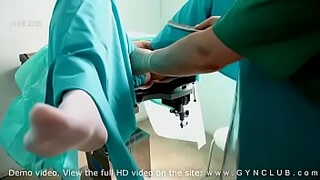 Доктор проверяет, насколько быстро возбуждается пациентка, и пользуется вибратором