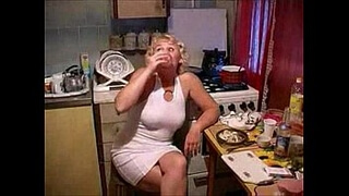 Мамочка со светлыми волосами и в белом платье выпивает с партнером на кухне и трахается с ним