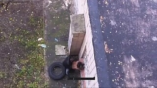 Вуайерист смотрит как парочка трахается около стены дома на улице