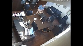 Секретарша в офисе обнажилась перед бойфрендом и занялась с ним сексом