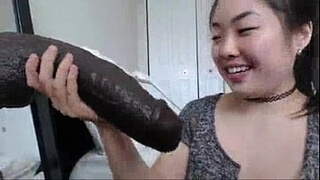 Азиатка облизывает гигантский дилдо перед свиданием с новым любовником