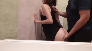 Юлия Викторовна задирает платье молодой домработнице и мастурбирует ей писю