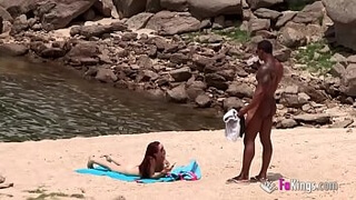 Татуированный мужик дает за щеку привлекательной девице и трахает ее на пляже в презике