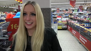 Люси Кет со светлыми волосами берет в рот пенис поклонника в супермаркете