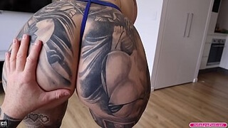 Дама с татуировками на теле дала партнеру поласкать ее большие буфера