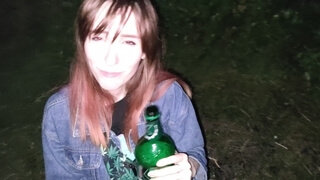 Девушка пьет пиво с хахалем на природе и принимает его пенис в рот
