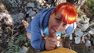 Рыжая россиянка с пышными формами и висящей грудью стоит раком в лесу и дает бойфренду