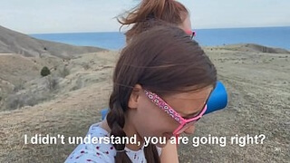 2 очкастые подружки 18ти лет из Новгорода с небольшими сиськами трахаются с незнакомцем на берегу озера