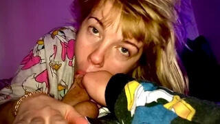 Молодая россиянка в пижаме лежит на кровати и отсасывает партнеру