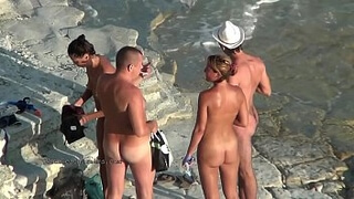 Вуайеристы наблюдают за мамочками и их спутниками на нудистском пляже