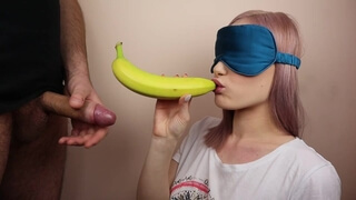 Молодая милашка в футболке и с розовыми волосами облизывает грушу и банан, затем делает минет сожителю