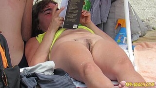 Толстая дама на пляже решила позагорать голышом и потрахалась с кавалером