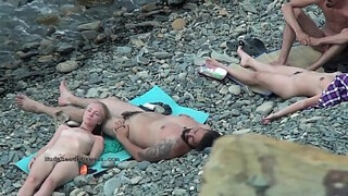 Телочки спокойно отдыхают на пляже и снимают с себя всю одежду