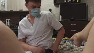 Мужик в медицинской маске дает за щеку привлекательной подружке