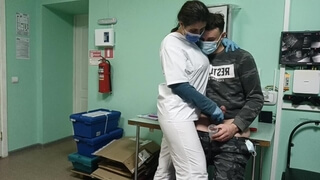 Татуированная медсестра из Воронежа с натуральными титьками 4го размера дрочит рукой член пациенту во время ковидной пандемии
