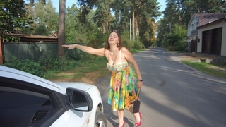 Русская женщина в цветном платье села в тачку с мужиком и дала ему поласкать щель
