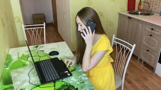 У русской девушки сломался ноутбук и она позвала друга на помощь, а он трахнул её
