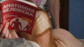 Студентка в носках читала учебник, а русский парень подошел и оттрахал её в писю