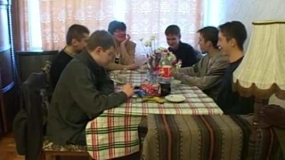 Полная россиянка устроила застолье с молодыми хахалями и потрахалась с ними