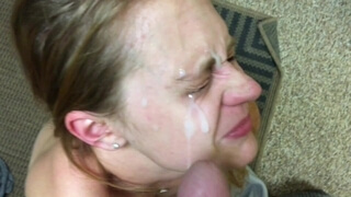 Девушка в позе раком трахается с сожителем и принимает сперму на лицо