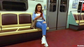 Рыжая куколка знакомится с пикапером в метро и принимает его болт в ротик