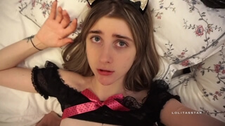 Сексуальная девушка в нижнем белье легла на кровать, где кавалер принялся жарить ее