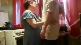 Бабка целуется с партнером на кухне и дает ему в пилотку