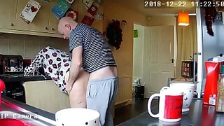 Лысый дальнобойщик задирает домохозяйке платье и сношает в вагину на кухне