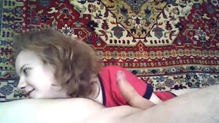Русская дама с кудрявыми волосами лежит рядом с обнаженным партнером и сосет его конец